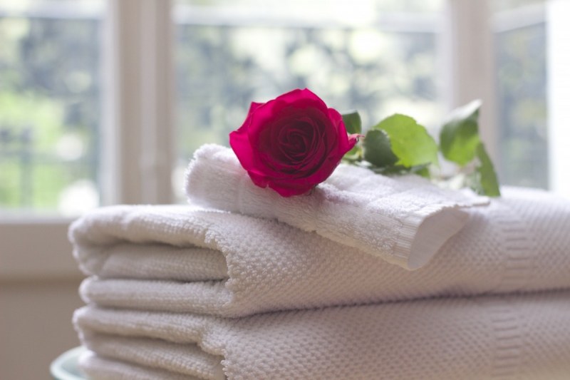 hotel-CHATEAUDOUBLE-min_towel_rose_clean_care_salon_spa_white_bath-731641